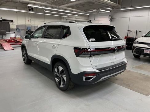 New 2026 Volkswagen Taos SE image 2