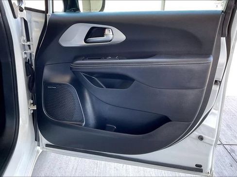 Used 2023 Chrysler Pacifica Limited w/ Uconnect Theater Family Group FWD image 23