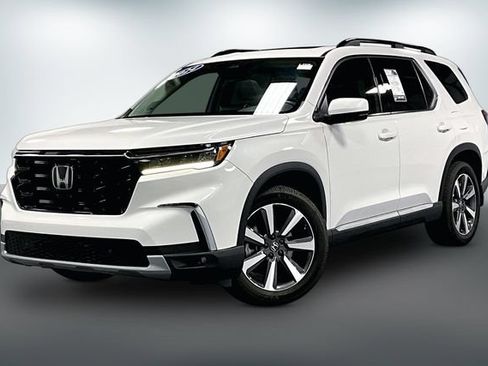 Used 2024 Honda Pilot Touring image 3