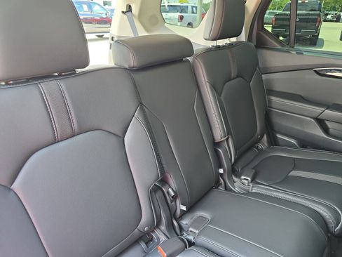 Used 2025 Honda Pilot Touring image 11
