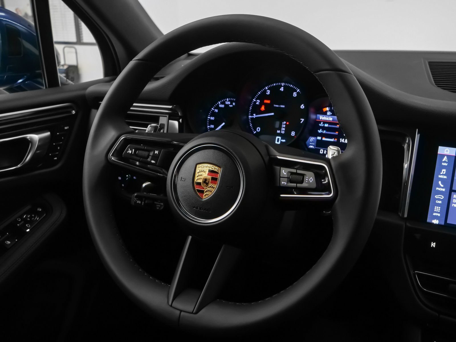 Certified 2025 Porsche Macan AWD/4WD image 29