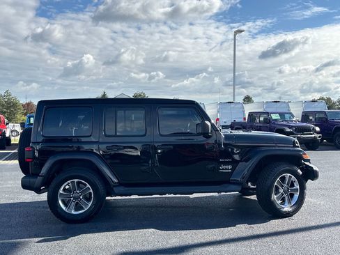 Used 2018 Jeep Wrangler Unlimited Sahara image 2