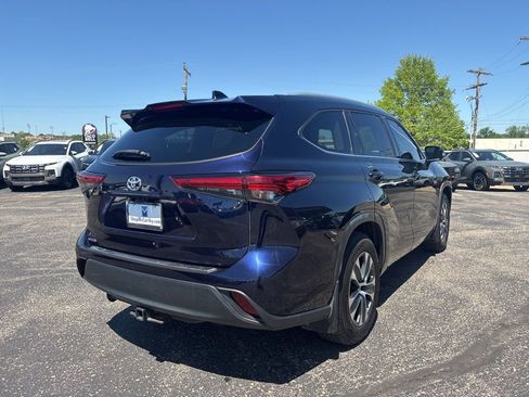 Used 2022 Toyota Highlander XLE AWD/4WD image 9