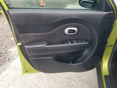 Used 2017 Kia Soul + image 9