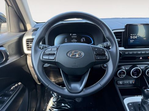 Used 2025 Hyundai Venue Limited FWD image 13