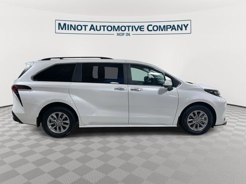 Used 2025 Toyota Sienna XLE w/ XLE Plus Package AWD/4WD image 9