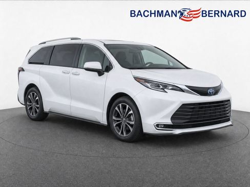 Used 2025 Toyota Sienna Platinum AWD/4WD image 1