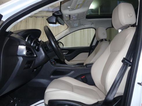 Used 2020 Jaguar F-PACE Premium image 21