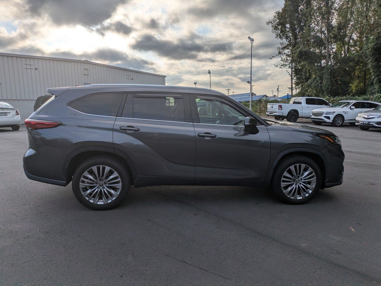 Used 2023 Toyota Highlander Platinum FWD image 5