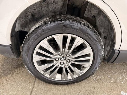 Used 2023 Toyota Venza Limited image 12