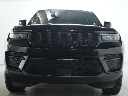 Used 2025 Jeep Grand Cherokee Altitude AWD/4WD image 5