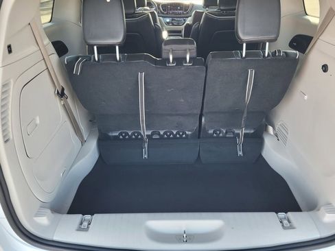 Used 2023 Chrysler Pacifica Limited FWD image 8