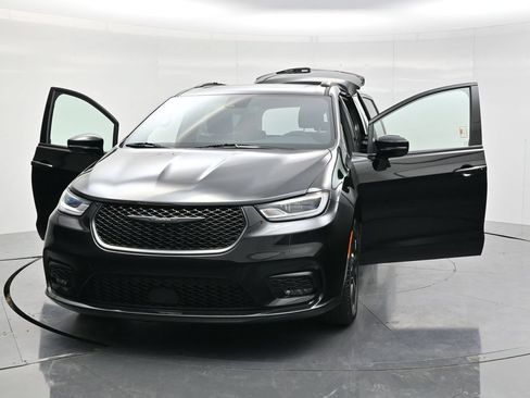 Used 2025 Chrysler Pacifica Limited FWD image 50