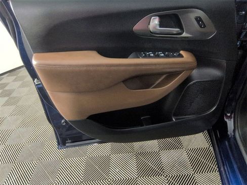 Used 2020 Chrysler Pacifica Limited image 22