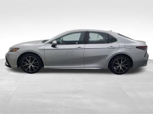 Used 2024 Toyota Camry SE image 9