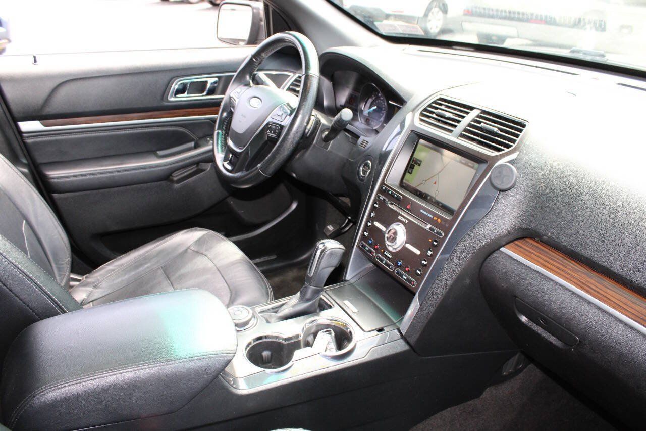 Used 2016 Ford Explorer Limited w/ Equipment Group 301A AWD/4WD image 12