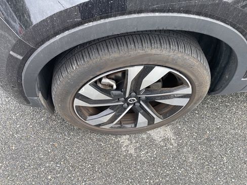 Used 2025 Volvo XC40 B5 Plus image 4