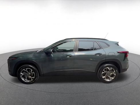Used 2025 Chevrolet Trax LT FWD image 9