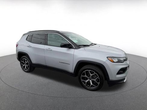 Used 2025 Jeep Compass Limited AWD/4WD image 2