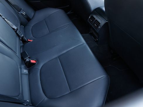 Used 2019 Jaguar XE image 12