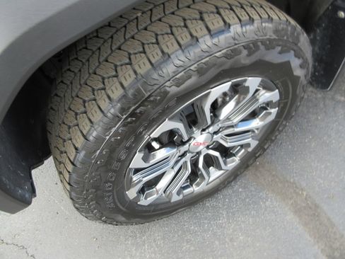 Used 2024 GMC Canyon Denali AWD/4WD image 14