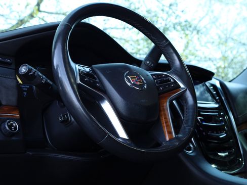 Used 2015 Cadillac Escalade Premium image 35