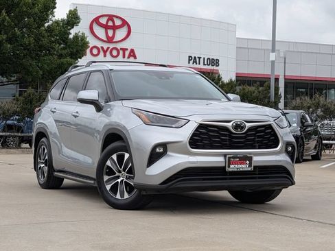 Used 2023 Toyota Highlander XLE FWD image 2