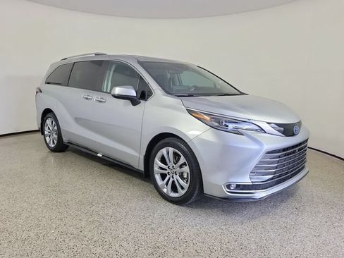 Used 2024 Toyota Sienna Platinum FWD image 4