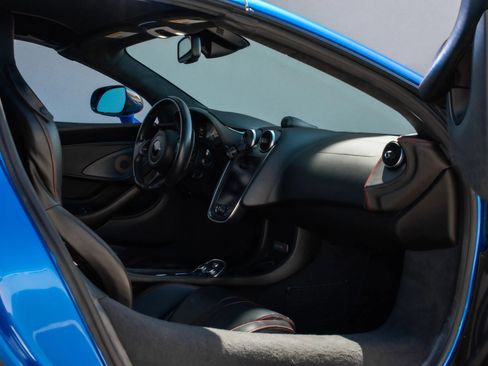 Used 2018 McLaren 570S Spider RWD image 16