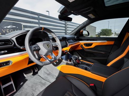 Used 2025 Lamborghini Urus SE image 2