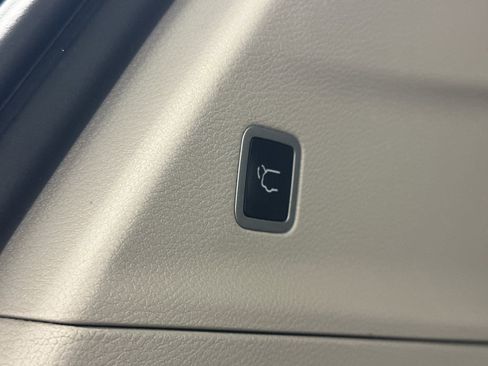 Used 2024 Chrysler Pacifica Touring-L image 9