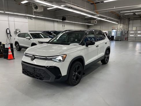 New 2026 Volkswagen Taos SE image 1