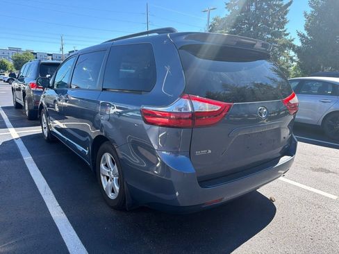 Used 2016 Toyota Sienna LE FWD image 2