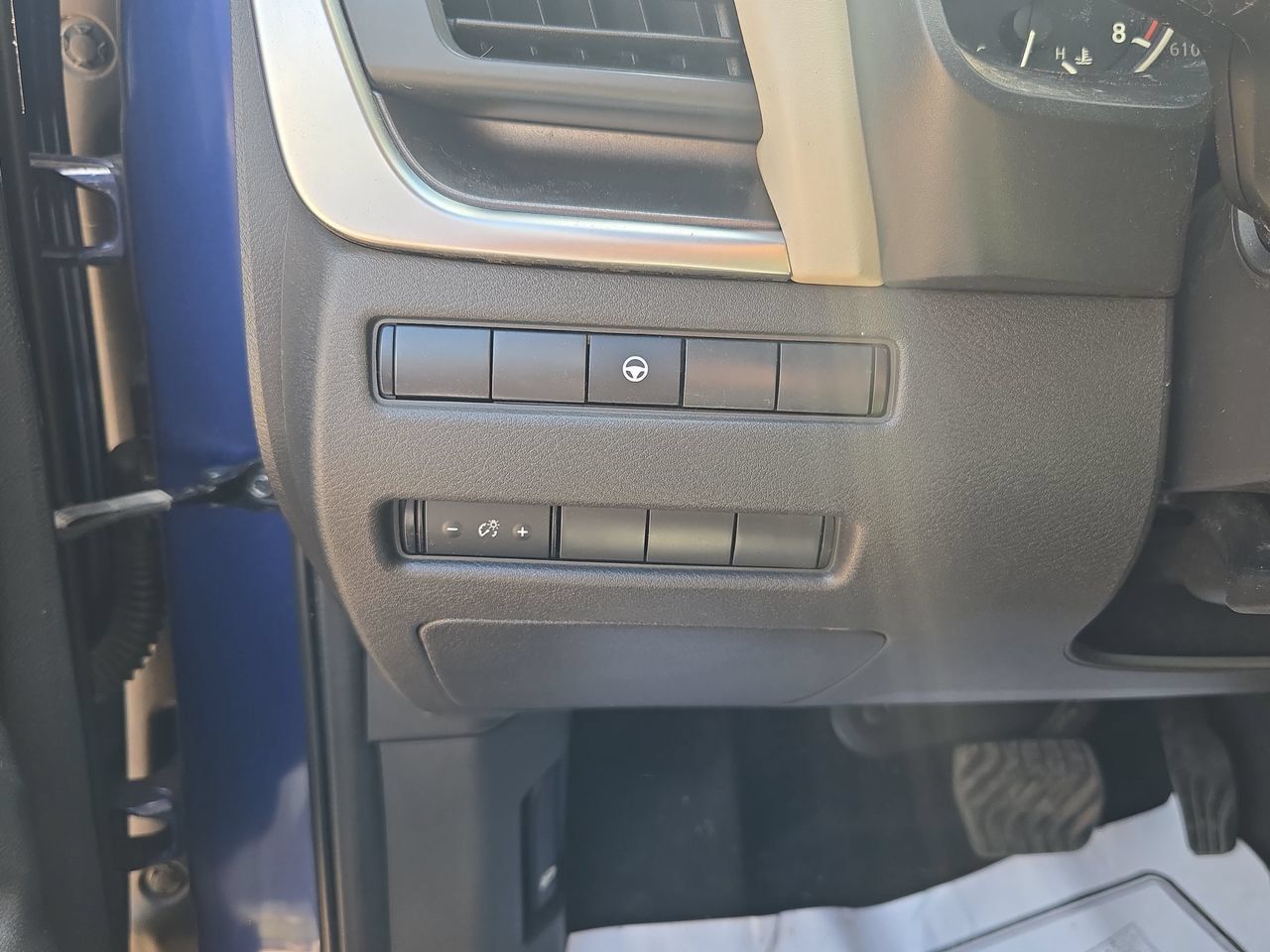 Used 2023 Nissan Rogue SV FWD image 15