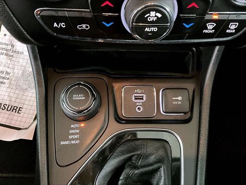 Used 2023 Jeep Cherokee Altitude Lux image 14