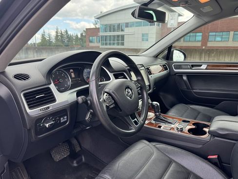 Used 2012 Volkswagen Touareg TDI image 12