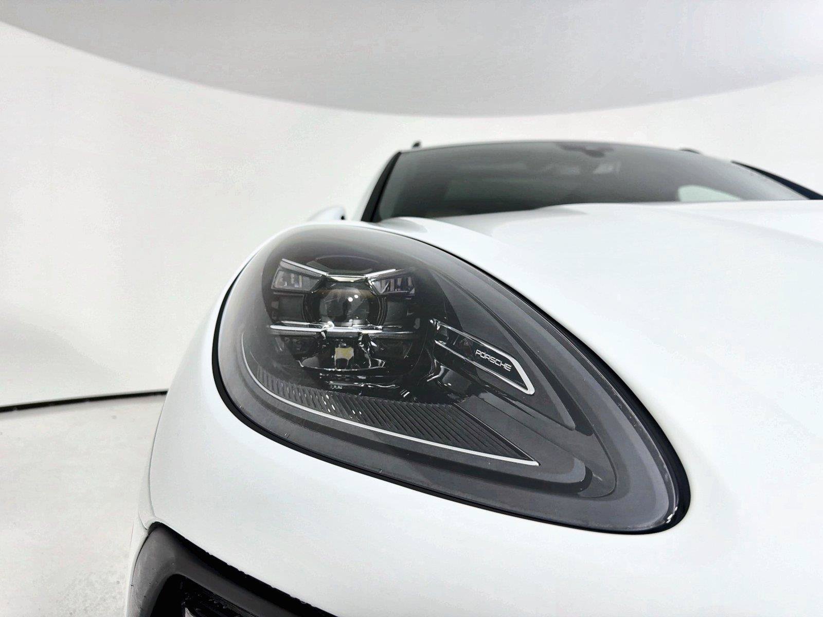 Certified 2023 Porsche Macan AWD/4WD image 32