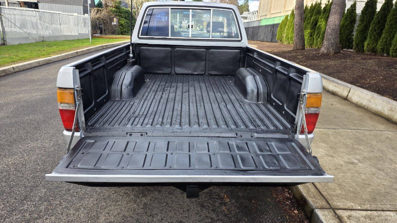 Used 1987 Toyota Pickup Deluxe AWD/4WD image 7