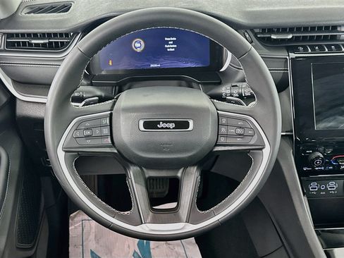 Used 2023 Jeep Grand Cherokee Laredo AWD/4WD image 18