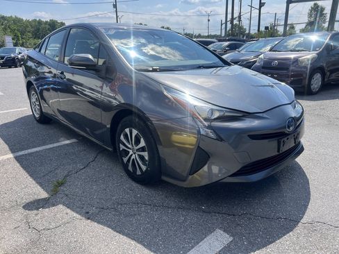 Used 2017 Toyota Prius Two FWD image 3