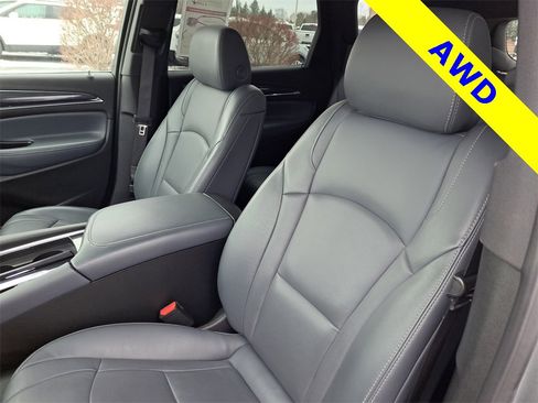 Used 2023 Buick Enclave Essence image 5