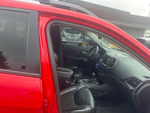 Used 2019 Jeep Cherokee Trailhawk AWD/4WD image 15