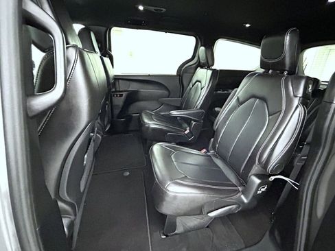 Certified 2025 Chrysler Pacifica Select image 20