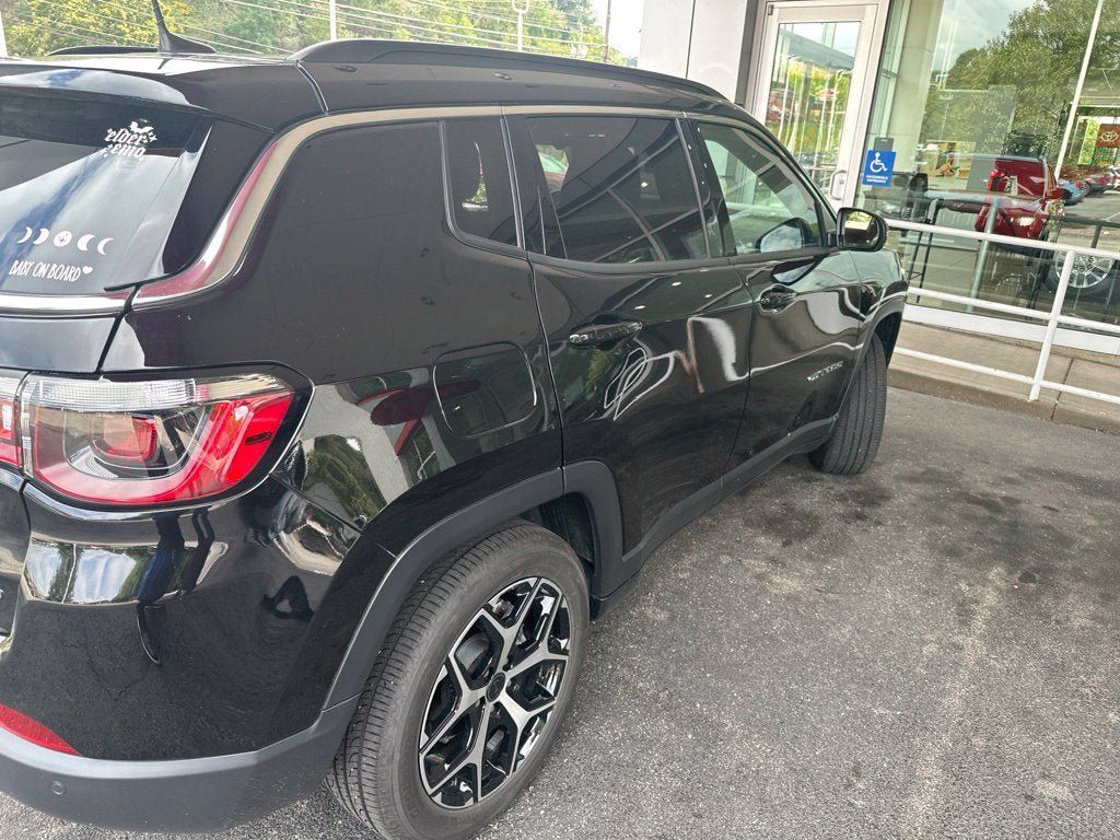 Used 2025 Jeep Compass Limited w/ Sun & Sound Group AWD/4WD image 8