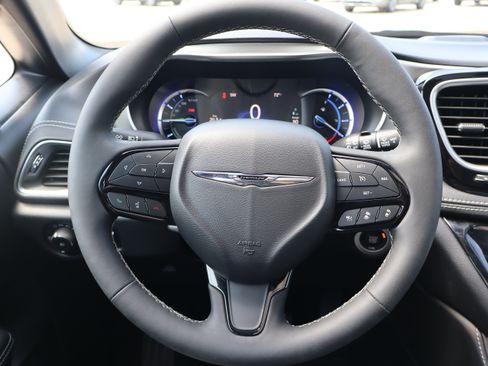 Used 2024 Chrysler Pacifica Premium FWD image 16