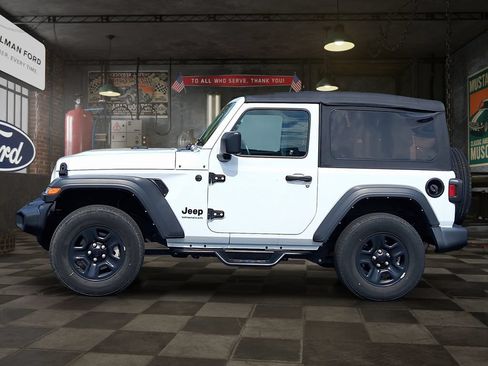 Used 2022 Jeep Wrangler Sport AWD/4WD image 3