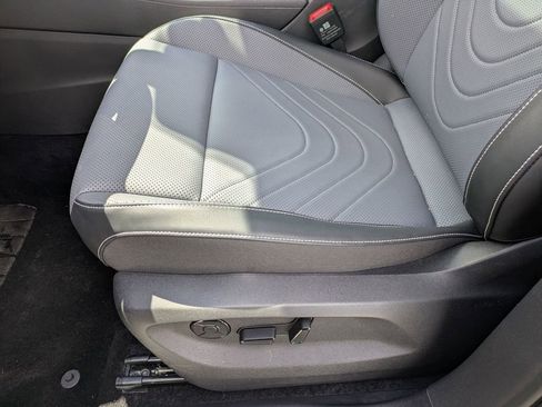 Used 2025 Volkswagen Tiguan SE w/ Panoramic Sunroof Package AWD/4WD image 15
