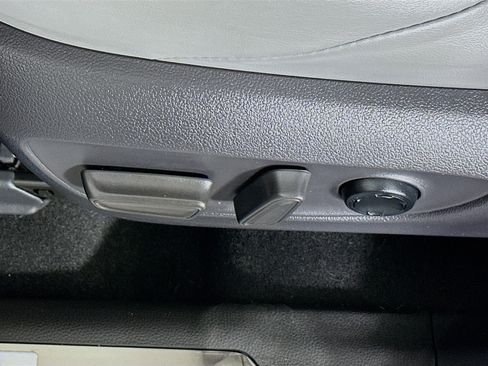 Used 2023 Toyota Venza LE image 13