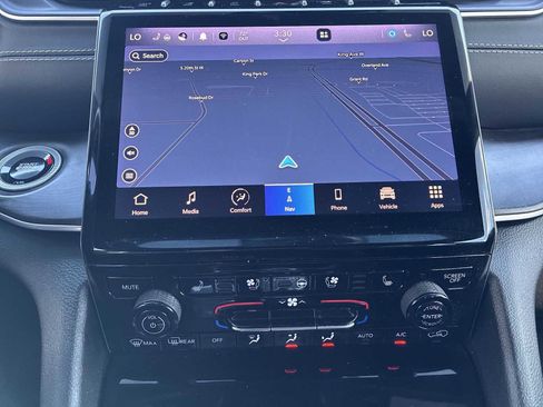 Used 2024 Jeep Grand Cherokee Limited w/ Luxury Tech Group II image 20