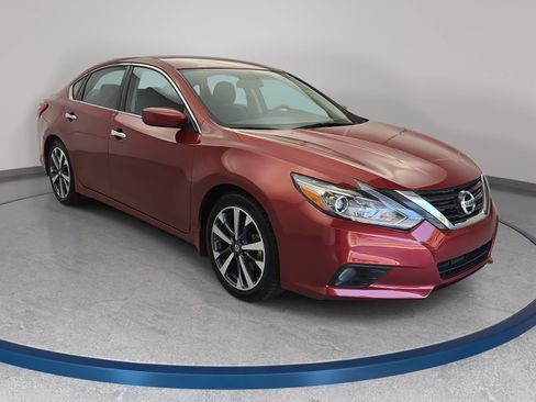 Used 2016 Nissan Altima 2.5 SR w/ Interior Lighting Package FWD image 3